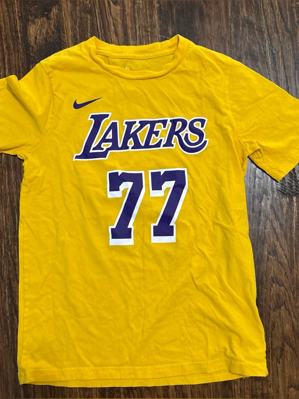 Nike Los Angeles Lakers Dončić #77 NBA T Shirt Jersey Yellow Youth Medium